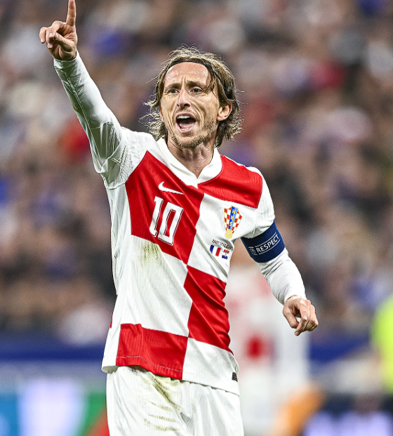 足坛转会与续约动态：多队多人的未来走向引关注